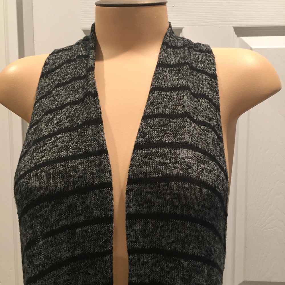 Vest. - Picture 3 of 5